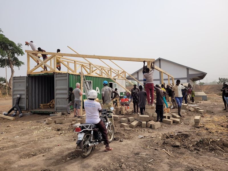 Togo Dach Anfang 82.jpg